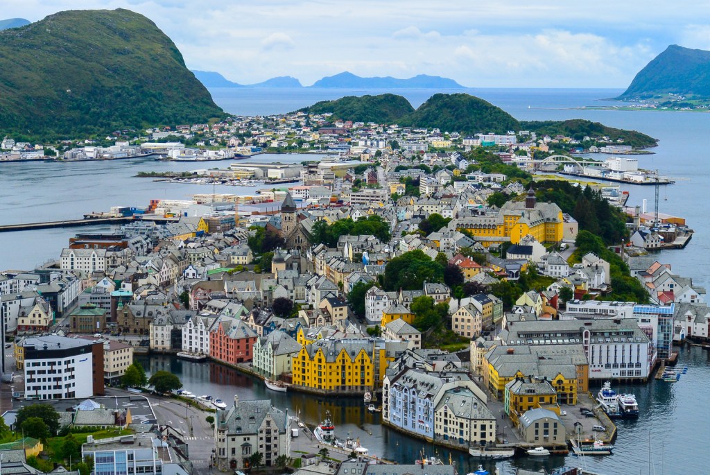 Alesund, na Noruega, a beleza art nouveau da capital mundial do&nbsp;bacalhau