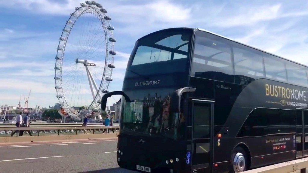 Restaurante em ônibus de dois andares leva turistas a delicioso passeio por&nbsp;Londres