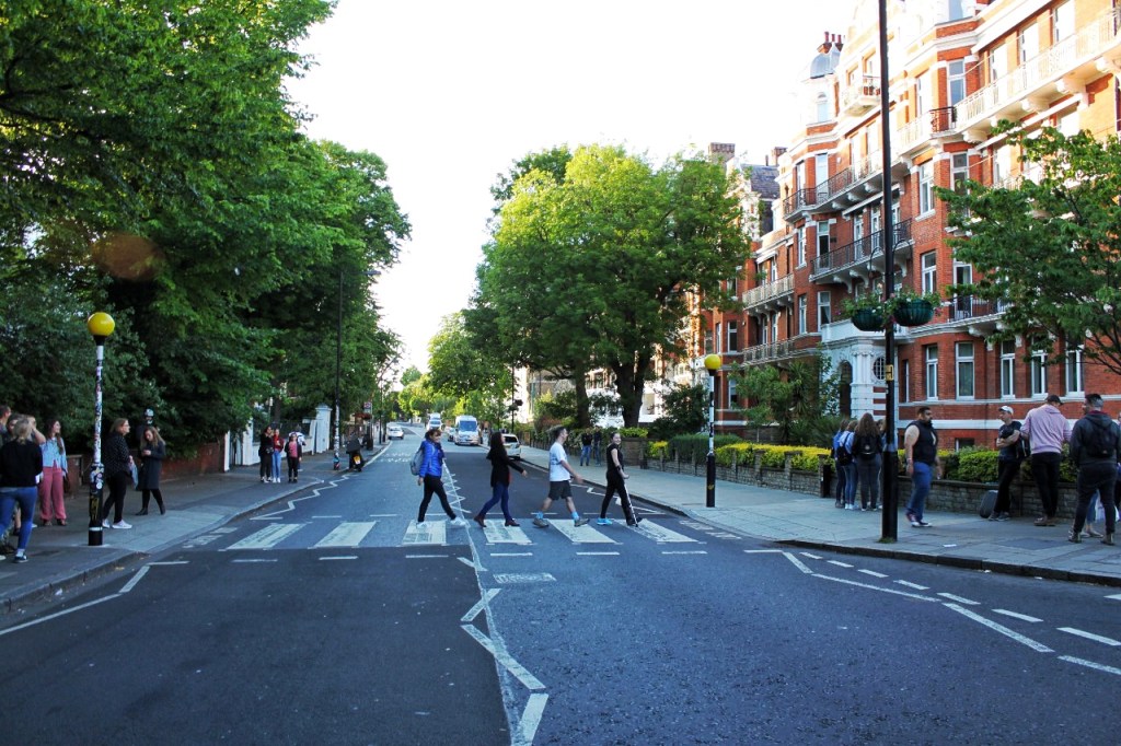 Fãs fazem viagem à história dos Beatles em passeio guiado por&nbsp;Londres